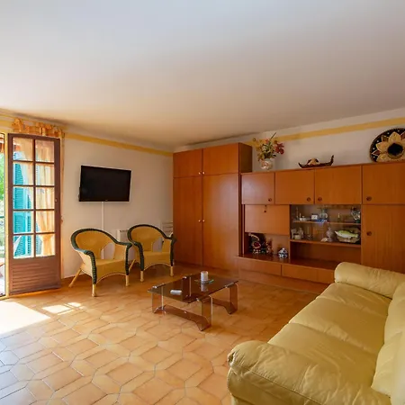 Appartement Les Pins By Interhome Saint-Raphaël